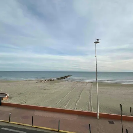 Bright Seafront Apartment *