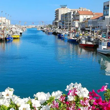 Bright Seafront Apartmán