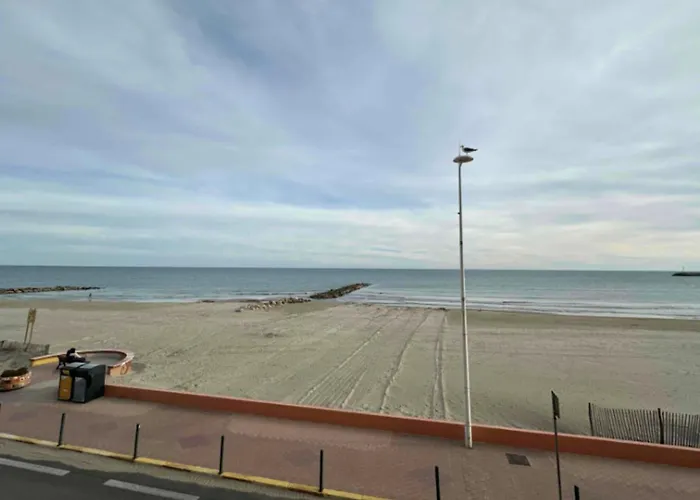 Bright Seafront Apartment *